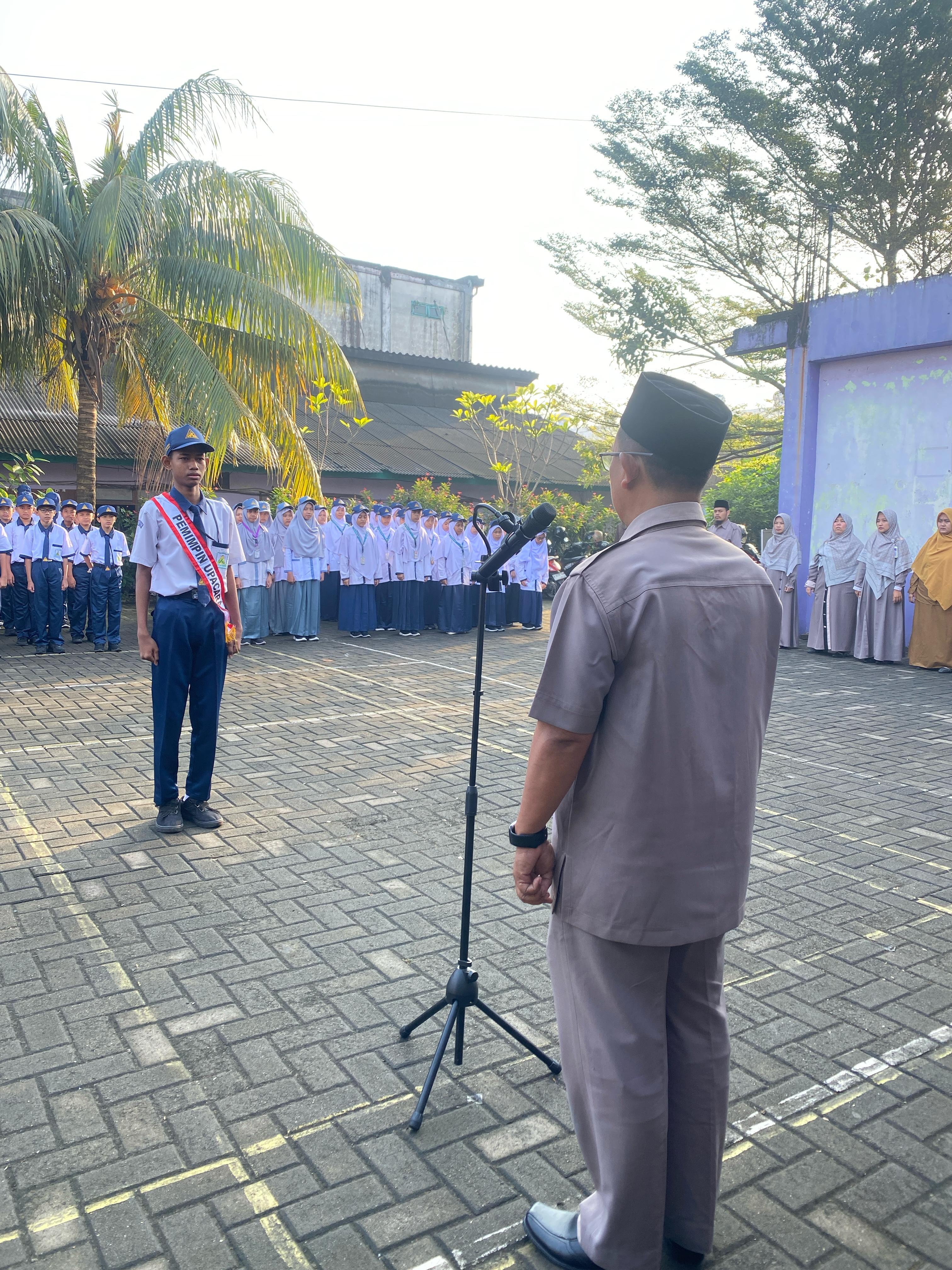 UPACARA BENDERA RUTIN HARI SENIN SMPIT ASH-SHIBGOH