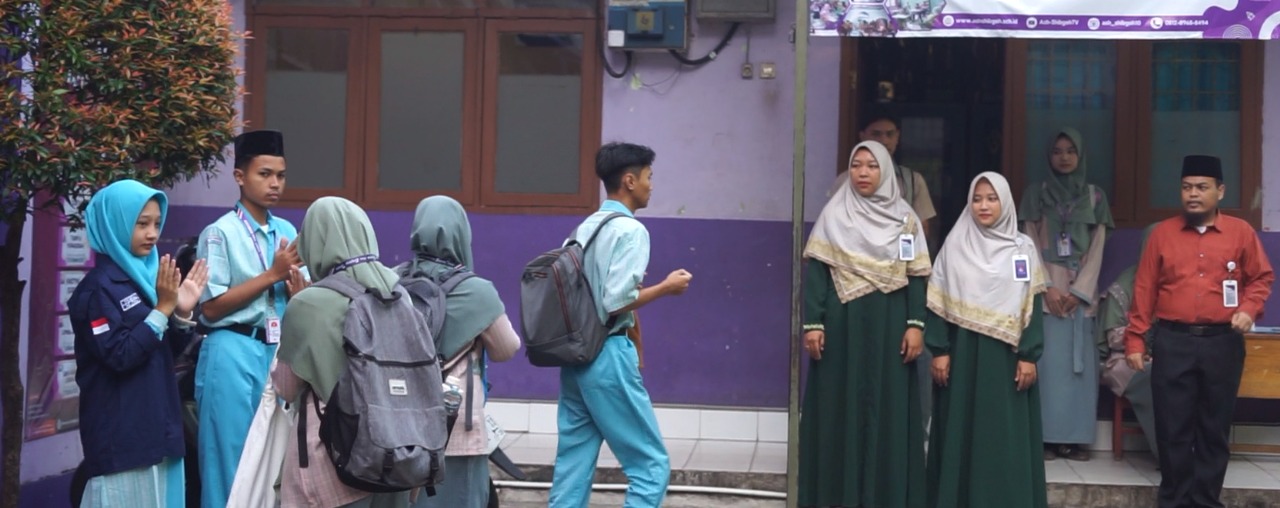 Tradisi Pagi: Sambut Siswa, Sholat duha, dan Doa