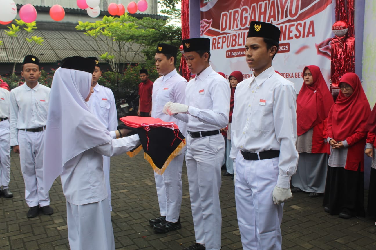 SMPIT dan SMAIT Ash-Shibgoh Gelar Upacara HUT RI ke 80