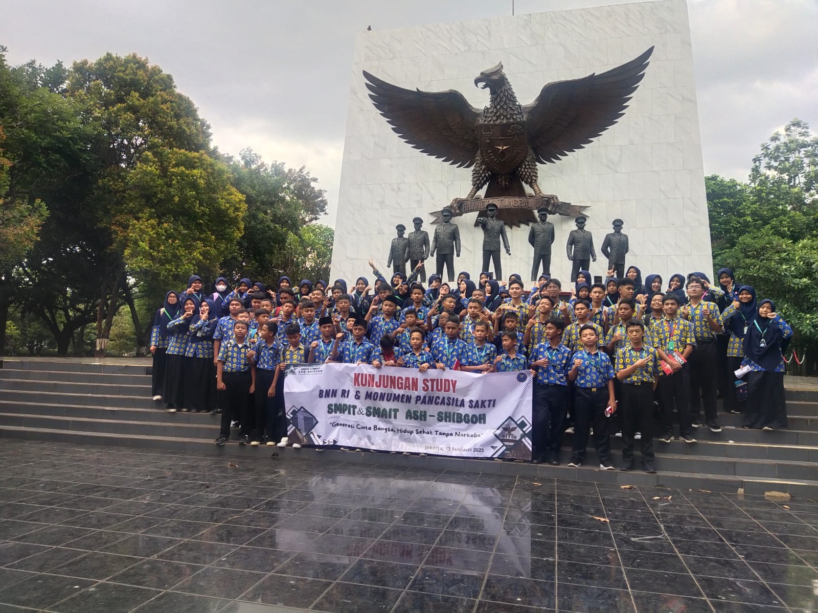 Siswa SMPIT Ash- Shibgoh Kunjungi Monumen Pancasila Sakti
