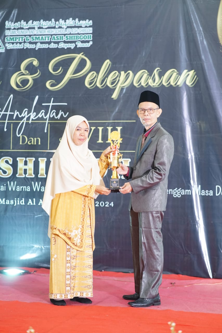 Bu Iti Yulya Darwin, M.Pd – Guru Paling Berdedikasi