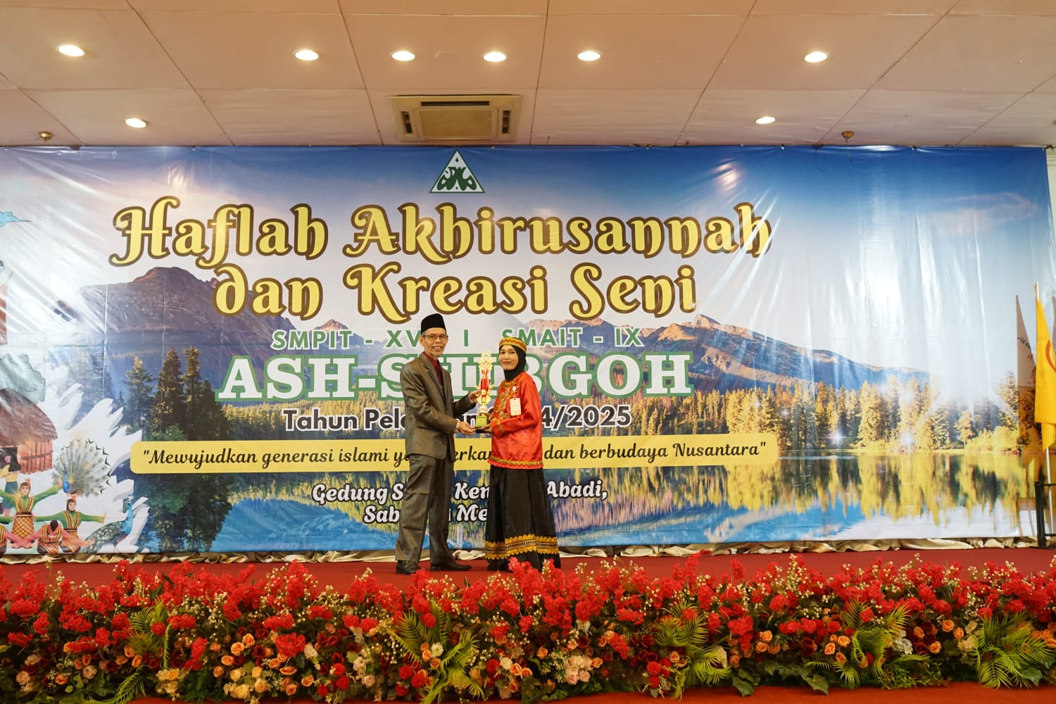 Bu Eva Setyawati Raih Penghargaan Guru dengan Absensi Terbaik Tahun 2025